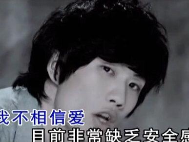 #音乐推荐 #降温许嵩 不仅是一个唱作人,更是一个思想家!政治学家!
江上两条红船,寒风斜雨中你摇摆!
听了这首歌十年才理解,才知道这首歌曲的秘密!