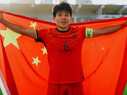 首先他们表达了对投资方复星集团的不满。他们认为这个签约属实太丢人了,因为他们认为徐彬的实力可能连当地的酒吧球队都进不了。#易球成名计划 #实况足球手游 #实况足球online #狼队 #徐彬