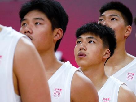 回浦中学成功闯过首师附中,率先挺进耐克中国高中篮球联赛总决赛,5月24日五棵松见!#百折不回#一生只有一次耐高