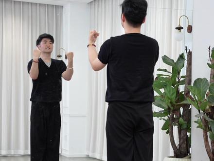 最近非常火爆的一支歌《目瑙纵歌》广场舞完整版 #全网都在跳这个舞 #目瑙纵歌 #韦福强 #原创编舞 #抖音二创激励计划