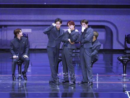 我cp脑啊!我复盘视频看到世勋中间空这么大,是留给Lay的位置啊#晚安大小姐#exo粉丝见面会