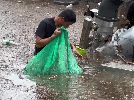 定州突降暴雨大哥在地道桥清理垃圾水漫过腰了也再坚持 辛苦了