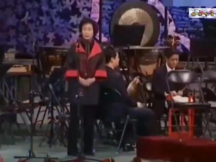 林雅雯 京剧旦行演员 林雅雯林雅雯,女,京剧老旦。生于北京。
幼年时即酷爱老旦艺术,由于与李多奎先生为邻,得到李多奎先生亲授。李多奎先生去世后,又从李多奎先生长女李维茵女士及李金泉先生学习老旦剧目,深得李金泉先生真传。二十世纪九十年代拜高宝贤先生为师学习谭派老生艺术。