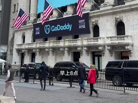 ⚡️带你沉浸式体验纽交所敲钟仪式
🔔GoDaddy上市!
全球最大域名注册商,超2千万客户,8,200万个域名管理者!
CEO Aman Bhutan现场敲钟,白莲花度假村爆火男主也来了!
#年轻人的第一次 #青年创作者成长计划 #纽交所 #上市 #ipo