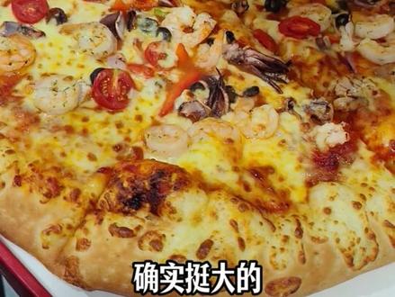 避雷山姆海鲜披萨 不想花260元怎么逛山姆?想吃山姆餐吧披萨怎么不办卡就进去?其实很简单!260的会员卡办了之后一年内可以退;披萨餐吧在超市出口,不需要办卡也可以买。虽然披萨比较实惠,但是太厚,也没那么好吃。#美食判官已上线#美食判官已上线#美食判官已上线