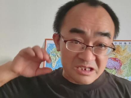 砸了5个亿的北京队为什么会输给4个亿的上海队? 北京砸5个亿,请来各路顶尖高手。上海砸4个亿,组建青年军。最终,上海的青年军战胜了北京的雇佣军。不得北京不给力,只是北京早在2017年年,就把自己打造成了雇佣军团,球员是来赚钱的,不是来打仗的。周琦和赵睿能够加盟北京,源于广东的一场“事故”,把希望寄托在雇佣军身上,就是北京多年求而不得的原罪#北京首钢 #上海男篮 #周琦 #赵睿 #许利民