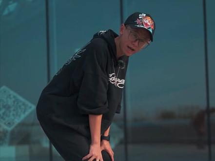 轮滑教学视频:
《三步学会-基础滑行》