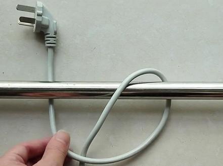 你学会了吗?卡在墙壁管子的插头可以这样绕出来