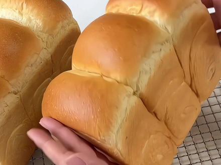 鲜奶牧场吐司🍞大师经典配方,一次发酵🔥 今天做了爆发力超强的鲜奶牧场吐司~
只需要一次发酵,省时省力~
成品像棉花一样柔软拉丝,放三天也不会变硬~
#鲜奶牧场吐司 #鲜奶吐司 #吐司 #烘焙新手 #动手自己做美食