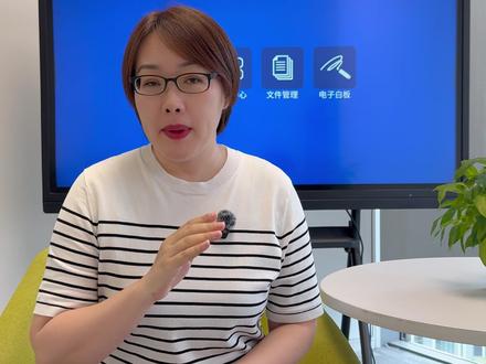 华为韬定律刷屏 不用顶尖光刻也能造顶级算力 别再死磕 ASML 光刻机!2026 年 5 月 25 日,华为 “韬(τ)定律” 正式发布,直接跳出西方 60 年摩尔定律框架。
摩尔定律拼纳米缩微,如今撞上漏电、热耗散的物理墙;韬定律反其道而行,用系统面积 + 封装精度平替纳米竞赛,核心是 “时间缩微” 替代 “几何缩微”。
简单说:摩尔定律把砖块做小,韬定律用 3D 堆叠、Chiplet 芯粒、算法重构,把现有砖块盖出更高性能。
无需 2 纳米、1 纳米顶尖制程,依托国内成熟 14 纳米供应链,配合先进封装,就能跑出 5 纳米级性能36氪。
算力霸权正从 “设备端” 转向 “工程端”,西方光刻机围墙,正被这套 “系统代数” 降维拆除。
你觉得韬定律是国产芯片突围信号,还是摩尔定律的续命挣扎?评论区聊聊。点赞关注,持续拆解华为换道超车的底层逻辑。#华为韬定律 #光刻机 #摩尔定律 #国产芯片 #Chiplet