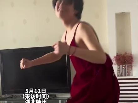 5月12日(原创采访),湖北随州。15岁弟弟试穿姐姐的裙子,想激励姐姐减肥称瘦了穿才好看。#不可思议 #万万没想到的 #姐姐和弟弟