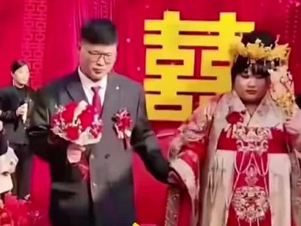 彻底撕破脸!大衣哥女儿出嫁仅24小时,丑态百出全网震怒!
大衣哥朱之文女儿朱雪梅大婚,本该是阖家欢喜、全网祝福的喜事,结果婚礼刚过去24小时,互联网上的恶意直接炸锅,丑态彻底藏不住了!
一身凤冠霞帔的朱雪梅,为了这场婚礼拼命努力,从230斤狂减到180斤,付出的汗水与坚持,在键盘侠眼里一文不值。一群人躲在屏幕后恶语相向,死死揪住身材外貌疯狂攻击,嘲讽她虎背熊腰、不配穿嫁衣,句句扎心。
更离谱的是恶意造谣,有人故意断章取义抓拍新郎画面,编造“被逼结婚”“全程黑脸”的谎言,完全无视两人现场牵手依偎、满眼温柔的真实细节。还有人恶意拉踩,公然贬低朱雪梅配不上新郎,把一场好好的婚礼搅得乌烟瘴气。
朱雪梅本就因为大衣哥的名气长期深陷网暴,性格自卑内向,好不容易等到属于自己的幸福,新婚第一天就遭遇漫天恶意攻击。大衣哥不求门当户对,只愿女儿一生安稳,却还是被有心人肆意践踏、破坏喜事。
身材不是原罪,外貌更不是评判幸福的标准!别让网络暴力,毁掉一个女孩人生中最珍贵的幸福时刻!恳请所有人嘴下留情,拒绝畸形的外貌焦虑!
#大衣哥女儿出嫁#朱雪梅减肥 #明星背后的故事热门 #创作者中心#创作灵感
