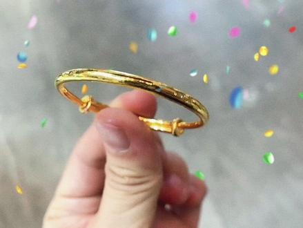 告诉你宝宝手镯是戴一对还是一只好呢? #钻石 #六一就是要快乐呀 #戒指 #水贝 #黄金 #珠宝小姐姐 #水贝国际 #礼物 #手镯 #祖母绿 #配饰 #水贝珠宝 #珠宝知识 #钻戒 #珍珠 #宝宝手镯 #宝宝手镯一对