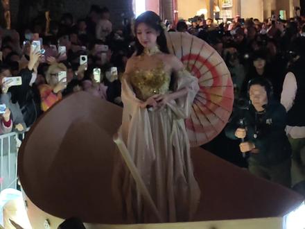 元宵夜三坊七巷,遇见月光一样温柔的毛晓彤。#毛晓彤 #抖音非遗嘉年华 #福州 #元宵节 #三纺七巷