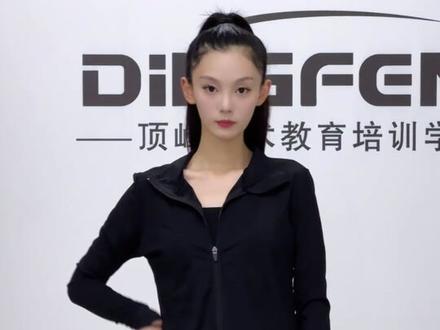 艺考倒计时!10月24日(发布),山东潍坊,1米68模特生为艺考瘦了25斤,目前体重48千克。她介绍,自己为了保持体重每天坚持跳绳6000个。#艺考