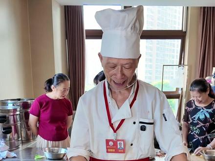 肉馅夹心油炸豆腐 肉馅夹心油炸豆腐做法
肉馅夹心油炸豆腐外酥里嫩,是经典家常菜。以下为精简做法:
一、食材
主料:盐水豆腐500克(选炸豆腐的)、猪肉馅200克(肥瘦3:7);辅料:姜蒜末、葱花、鸡蛋1个、淀粉20克、面粉30克;调料:生抽1勺、料酒1茶匙、蚝油1茶匙、盐、胡椒粉、食用油,蘸料可选番茄酱。
二、做法
1. 调馅:肉馅中加姜蒜末、葱花,再放生抽、料酒、蚝油,打入鸡蛋,加盐和胡椒粉,朝一个方向搅匀至起筋,加10克淀粉拌匀,静置10分钟入味。
2. 处理豆腐:豆腐切3×2×1.5厘米长方体,侧面轻挖小坑(不挖穿)。取适量肉馅填入坑中压实,与豆腐面齐平。
3. 挂糊油炸:剩余淀粉和面粉加清水调面糊(能挂住豆腐即可)。热锅倒油,油温七成热时,豆腐裹面糊逐个下锅,小火慢炸至金黄捞出沥油;喜欢酥脆可复炸10-15秒。
4. 食用:可直接吃,或蘸酱料;也可起锅留底油,加蒜末、生抽、少许清水和白糖煮酱汁,淋在豆腐上翻炒均匀即可。
#美食#莆田方言#夹心豆腐#中国美食文化魅力 #厨神日记
