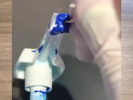 挑战用丙烯颜料自制撕皮盘子泵头,晾干后一次撕掉有多解压? #撕皮声控 #解压视频 #颜料 #挑战 #大人也要玩玩具