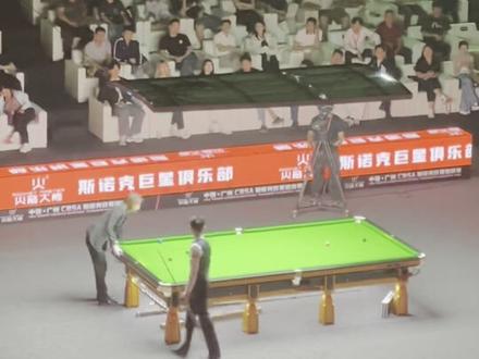 广州斯诺克巨星邀请赛现场,吴宜泽对希金斯 比赛轮番表演单杆过百,吴4:2领先拿到赛点后,人情世故到位,希金斯双赛点取胜#斯诺克 #吴宜泽 #希金斯 #丁俊晖