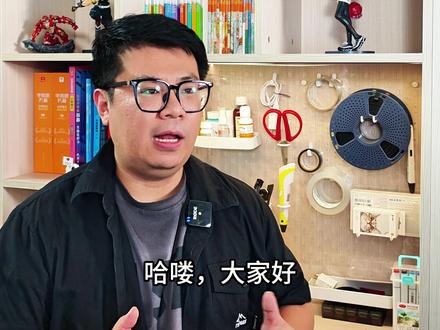 三下八单元习作《这样想象真有趣》 三年级的小作家们,准备好开启一场超有趣的想象冒险了吗?当母鸡能翱翔天际,蚂蚁比树还高大,蜗牛跑得比汽车还快…… 这些奇妙的场景,就藏在三年级下册八单元习作《这样想象真有趣》里!别再让现实束缚你的想象!在这里,我们教你大胆 “变形”,打破常规,让老鹰胆小如鼠,鱼儿陆地赛跑。还会传授你设计精彩故事的诀窍,从起因到经过再到结果,打造有波折、有成长的趣味情节。学会赋予角色人的特点,用比喻拟人让文字鲜活,再加上夸张细节和独特想法,一篇篇超有意思的作文就能轻松诞生!快来一起探索,把奇思妙想变成精彩作文,点亮写作天赋!跟着晓天老师,积累写作素材,学习写作技巧,轻松写出优秀文章,让写作更轻松!#三年级 #语文 #作文 #粉丝一千万上热门入口 @文老师