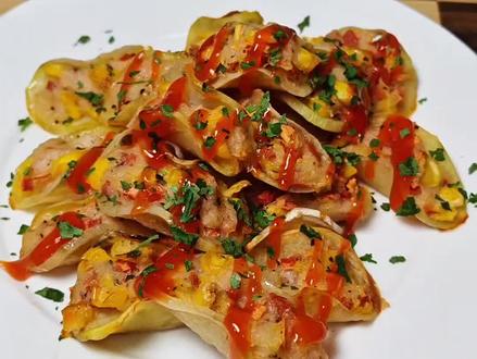 #火鸡芝士土豆片虾滑盒教程 土豆+虾滑的神仙组合,香酥到停不下来,给孩子当早餐,营养又美味
#早餐吃什么#土豆虾滑卷#土豆的神仙吃法#懒人美食