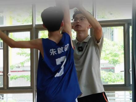 “学会运用脚步创造传球空间” 运用持球脚步阅读防守学会各种的角度、手法传球#传球 #篮球教学 #篮球训练师朱君翔