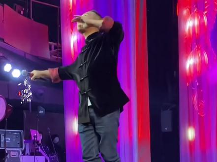 东北的孩子你多久没回家,外面霓虹多繁华没热炕头暖啊,每一口东北话都烫红我脸颊,东北的孩子呀等你回家#歌曲东北孩子