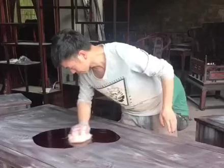擦生漆,传统工艺!现在应该没多少做生漆的#我的生活日记 #红木家具 #传统手艺 #油漆工