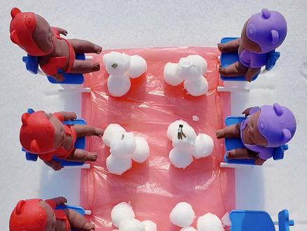 丑娃在雪球里塞砖头怎么办?#丑娃娃 #解压 #猎奇 #抽象 #哈哈哈娱乐一下😂😂😂