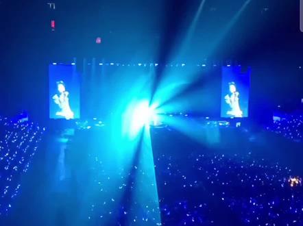 线下追星进!以后演唱会都按这个标准拍📸!
带三星S25 Ultra拍郑润泽回来,整合了全网教程分享自用参数
1⃣拍摄前要先选择专业、专业视频哦
2⃣分辨率/帧率调节
★建议UHD 60是最好的,一整场下来不到100G的内存~而且效果也很nice~
3⃣焦段调节
T长焦【3倍拍摄】拍团体舞台或带到舞美可以选择✅
ST超长焦【5~20倍】看台必选超长焦,根据舞台距离调节
录制过程中不能切换模式要提前选好
看台必备镜头10倍
另外10倍容易抖,建议带上手持云台或者迷你支架(部分场馆查的可能比较严格喔,建议藏好关灯再拿出来)
4⃣参数调节
【ISO感光度】根据现场光线手动调节亮度✅豆豆这场舞美都偏暗所以基本上都设定在400
【SPEED快门速度】调成自动AUTO✅
【EV曝光补偿】调成0✅
【FOCUS聚焦】多焦点或居中焦点都可以✅站桩建议选择居中焦点,多人舞台多焦点更合适
【WB白平衡】根据舞美进行调整✅数值越大,画面越黄
【MIC麦克风】调成后置✅可以聚焦舞台的声音,减少自己或者旁边的跟唱声
注意 每个镜头都要调喔~
#演唱会神器 #一张图让演唱会票价翻倍 #演唱会拍照手机#郑润泽#漩涡记忆