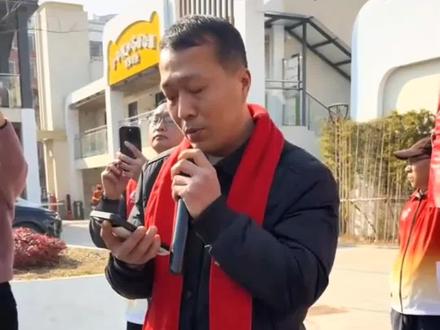 #甘宇翼 走失了33年,爸爸妈妈素质都很高,妈妈讲述当时是一个同伴叫到小区楼下玩,玩的过程当中,被旁边一个租房子的可能抱走了,一走就是33年,现在终于回家了,第一次全家大团圆,第一次全家福,这个时刻等了33年!
今天第一次给爸爸妈妈做了一顿饭,第一次直播,天天必须吃辣椒,正宗四川男人!
在山东的养家是在农村,在四川自贡的家,在城市,山东的养父母都是农民,四川的自己父母是老师,33年把一个城市娃放在农村,变成了农村娃,如果说一直在四川,自己的父母身边长大正常应该是会上大学,但在山东农村,只能当一个地地道道的农民开了一家小店,维持生计!人生就被人贩子改变了!
现在回来了,终于可以和家人一起吃上自贡冷吃兔和盐帮菜了,所有的亲人都在等我!
遗憾的是,不能用四川话给妈妈交流和自己就是一个普普通通的农民,妈妈安慰健康平安回来就好!跪谢父母行大礼,真是个好孩子,爸爸是老师,为了思念儿子,把他的妹妹取名为甘思宇。#商朝阳 帮助找回来的,太感动了!#宝贝回家 四川人民欢迎四川儿子回家!回到四川,希望把他的三个儿女都带回四川自贡读书上学。在城市生活改变他们的命运!