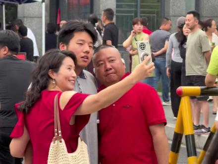 2025高考首场考试结束 ,考场外家长翘首以盼 ,当走出考场所有等待都化作无声的爱 #2025高考 #父母的爱 #首场考试结束