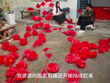 和台湾女友的结婚vlog-最后一天筹备婚礼 真没想到这么婆婆的娘家人竟然来了这么多人为我们部署婚礼,真的很感动,非常感谢他们,让我感受到,虽然我一个人千里嫁到徐州,但是我没有感到孤独,因为大家都很喜欢我,最后十分感谢网友的祝福以及亲友的祝福!#婚房布置农村 #台湾人在大陆 #台灣老婆 #两岸情侣 #两岸结婚