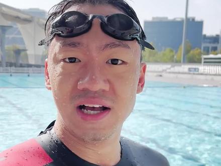 玩铁三担心游泳不行?上顶级胶衣浮力保温加持更轻松
胶衣的好坏主要差异在灵活和舒适感上,入门级的胶衣感觉压迫感强,弹力弱。进阶款明显感觉弹力十足,不会影响游泳的姿势与动作,上岸穿脱方便快捷,犹如你的第二层皮肤。胶衣的主要浮力来源于腰部和腿部,可以帮助铁三选手在游泳阶段更快速更省力,在比赛中发挥出最好的状态。
@勇哥-IRONMAN
#铁人三项 #游泳 #游泳胶衣#铁三胶衣