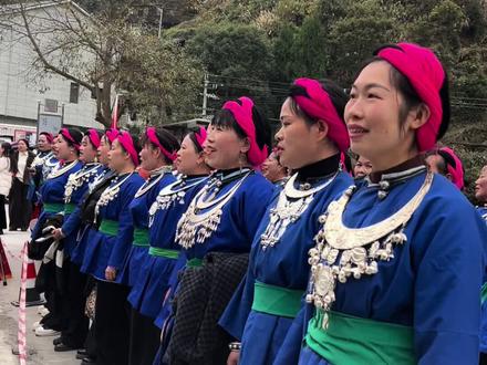 苗王回家万人欢喜的震撼场面引来很多不知情的评论:“说他是什么东西,为国家做什么贡献啦?!”你不懂就别瞎说,因为他值得,他把流量带回了家乡,作为一个普通人他真的很了不起!让那么多人都这或许也就是贵州的魅力吧,既有独特的民族文化,又有纯粹的人间烟火,看到这样的场景,才明白“美好”两个字的分量!#苗王#贵州美好推荐官 #贵州美食