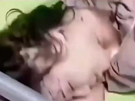 【#医生建议住院与转院均遭大S拒绝#】4日,韩媒公开了大S从日本旅游开始,直到离世为止的完整时间轴。2025年1月29日,大S与家人前往日本旅行,抵达后不久便出现高烧与全身酸痛等症状。
大S徐熙媛在日本抢救的全过程大致如下:
1月29日,大S一家抵达日本箱根,她已出现咳嗽、哮喘等症状,但仍坚持游玩,甚至泡了温泉,导致病情恶化。
1月31日晚,她因高烧不退、呼吸困难被送往当地诊所,血氧饱和度跌至89%,医生建议住院治疗,但她选择返回酒店。
2月1日,她被送往小医院确诊为流感,医生建议转诊至大医院,但未被采纳。当晚,她的病情急剧恶化,出现“白肺”症状,家人再次呼叫救护车,但辗转两家小医院均被拒收。最终在送往东京大医院途中呼吸骤停,经3次抢救无效,于2月2日清晨去世。