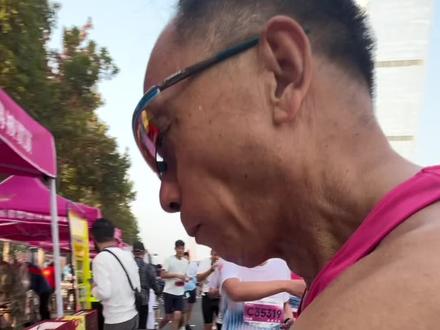 大叔说专门了吃席来的,要不就不报名了!
大哥说K了20分钟还没K到头!
谁知道K是啥意思啊#跑步 #比赛现场 #马拉松 #抖音小助手 #我要上热门