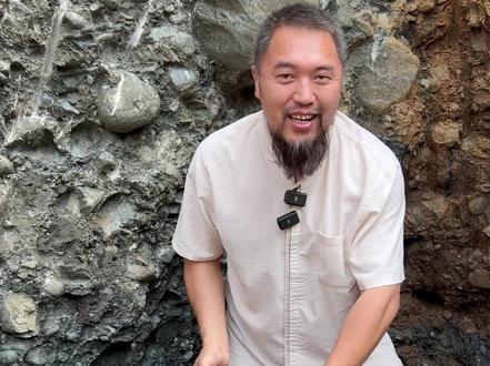 今天在莫湾基敞口挖呀挖,看能否挖到“帝王绿”!?#翡翠原石 #翡翠 #缅甸