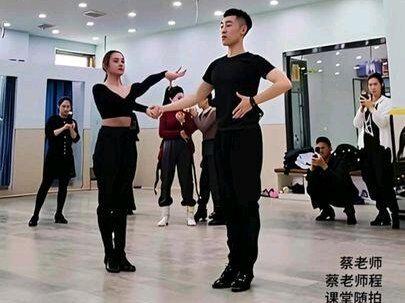 #逸人舞蹈 #牛仔踏浪#上半段重点细节讲解#蔡老师程老师#课堂随拍舞蹈