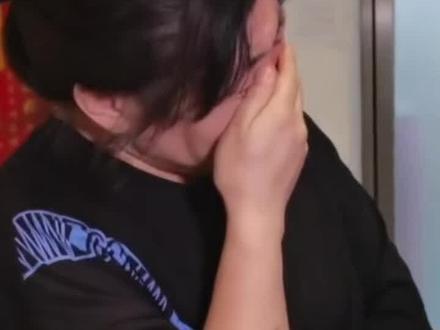 女孩充电时玩手机“被电击”,内脏受损面临截肢 ,苹果官方:适配器非原装,不赔。