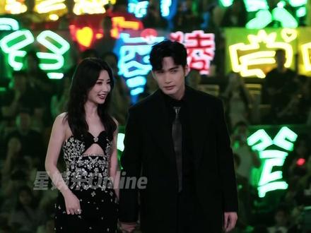 #毛晓彤 #张彬彬 牵着手上台领奖!这对也太好磕了吧!!#星光大赏内场