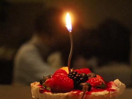 因为太多人问啦,我再发个视频给大家讲是怎么拍的。(摄影小号@风吹漫漫 )
首先我用的设备是佳能6d2+小痰盂。(但是其实随便什么相机都是可以的)我看评论区很多宝宝是用苹果手机的电影模式,也是ok的,拍出来效果也不错。(大疆我不知道能不能拍出来,宝宝们可以尝试下)
1.第一步先把相机放到离蛋糕远一点的位置,然后两个人坐到离蛋糕更远的位置,大概就是蛋糕在相机和人中间,相机在最后方,把相机聚焦到蛋糕上,后面的人物会自动虚化
2.然后给相机设置倒计时拍摄就好啦
3.最后我是拍的视频,再导入剪映,用剪映剪成实况
4.有宝宝问蛋糕的实物图,我没有拍,是在苏州随便买的一个蛋糕,没想到还很好吃,店名是-原甜。是用提拉米苏和巴斯克做的,推荐大家尝尝。我跟我男朋友不爱吃甜点都觉得很好吃,加上草莓和蓝莓树莓酸酸的口感一点也不腻。
最后,原博主是@顽皮 这位~这个小姐姐拍的更好~配音也想的特别好,我是仿拍~她的评论区也有教程~
ˋˏᰔᩚˎˊ˗ 其实也不一定要求照片拍的一模一样啦 能够记录下来这一瞬间的照片 就是非常有意义的。自己喜欢就好~希望大家都能够幸福 和爱的人长长久久~#拍摄教程 #情侣拍照 #氛围感 #电影感 #恋爱