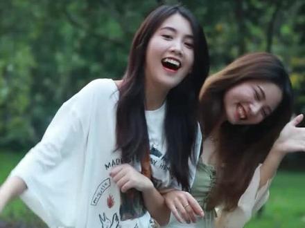 超开心的姐妹花#街拍 看完之后我也超级想笑,在线抢人大概就是#大学 姐妹花的日常#易烊千玺 #李现