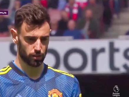 B费用小碎步主罚点球命中立柱,曼联错失一球#曼联#B费#足球