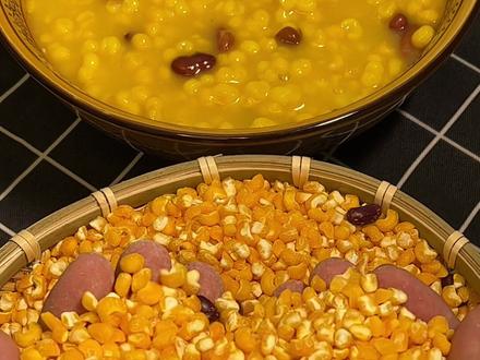 大茬子(又名大碴子),玉米粒去了皮在东北的称呼,把大茬子再碎一点就叫小茬子。在过去的年代里东北人的主食就是大茬子