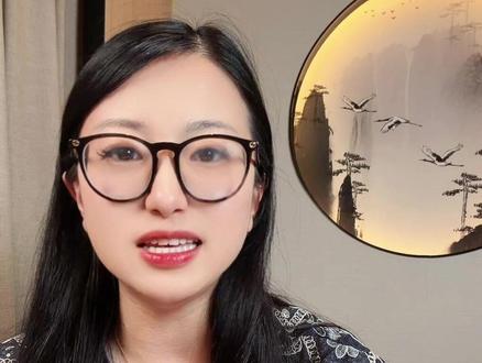 2026年AI流量大战,我预测:豆包稳坐第一,元宝紧随其后拿第二!
凭啥不是千问?我直接把话撂这——千问连第二的边都摸不着!
AI的终极战场从不是算法,是内容生态!这就是最反认知的地方,很多人都看反了!
千问有啥拿得出手的新媒体平台?就一个优酷长视频,说白了,除了看剧,啥用没有,信息更新慢得像蜗牛。
但你再看豆包,手里握着头条和抖音两大杀器,全网最新的热点、最准的信息,它第一个能捕捉到;再看元宝,公众号+视频号牢牢攥在手里,私域+公域双开花,用户粘性直接拉满。
有内容生态和没内容生态的AI,根本不是一个段位的选手!信息的及时性、准确性、正确率,差的不是一星半点,是天壤之别!
所以我今天就把底给你透了:为啥千问一个月前急着转型,非要做生活出行、酒店、订车、民宿、景点这些垂直类引擎?
不是它想转型,是它没得选!它手里能打的牌,也就高德、淘宝、天猫这些生活场景资源,这才是它唯一的核心优势,再不抓就彻底没机会了!
听懂了没——AI拼到最后,拼的是流量入口,是生态闭环,赶紧把GEO搞起来,先抓流量者先赢!#豆包 #deepseek #通义千问 #geo搜索优化 #geo是什么意思 #geo怎么做#GEO#GEO优化#工厂geo#geo#geo工厂案例#AI精准营销#GEO优化原理