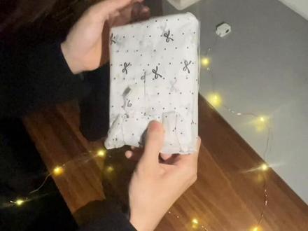 (⚠️视频有点长,十几分钟。我也不会剪视频,后期人声分离配乐我都不会哈哈。
不过也没别的,就是单纯想记录下这一刻。就像这本我亲手做的尼泊尔手工本是独一无二的,这份记录也是。我们的100天,想好好存着。)
我准备的100天礼物,一本用时整整49个小时的本子~我准备这个的时候一直在期待和幻想,比我还注重仪式感的你 会是什么反应。ps:在一起之后你就连二十四节气都得给我高低整点犒劳一下哈哈哈 而且这次100天你也布置了房间 我没想到!可恶!这一局还是你赢了!这么强💢
视频开头你就说已经猜到了是什么。可真的拆开,手指一摸着那些纸页边角的时候,你突然就不说话了。然后我听见你轻轻吸鼻子,抬头一看,你眼泪已经掉下来了。我的小宝真的太可爱了 还好 还好这次我在你身边能帮你擦去眼泪,更庆幸这次幸福的占比更大。
平时我给你买东西你总问我“贵不贵”,对自己特别省,给我买东西却从不犹豫。但这次 我就想让你知道:你特别值得。值得我花时间,值得被用心对待。
看你哭,我心里又暖又酸。这个本子不值钱,但里面每一页,都是我想对你说的“谢谢你”和“我期许”。
100天了,日子还长。这个本子给你,以后我不在你身边的时候,你可以时常拿出来翻看,见字如面嘛,对了,还应了那句话——“一个人能送给另一个人最宝贵的礼物还有时间”
不过反正你知道的,礼物常新常有,送你什么不重要,重要的是你。一直是你。@……
#流量扶持计划 #开箱视频 #礼物 #惊喜#原创视频