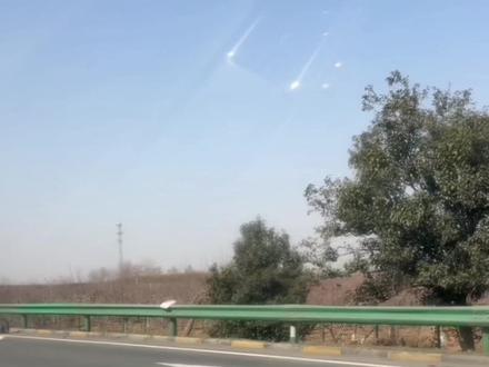 福银高速,近礼泉县高速口,大货车不知什么原因全车烧着了,希望没有人员伤亡,太可怕了