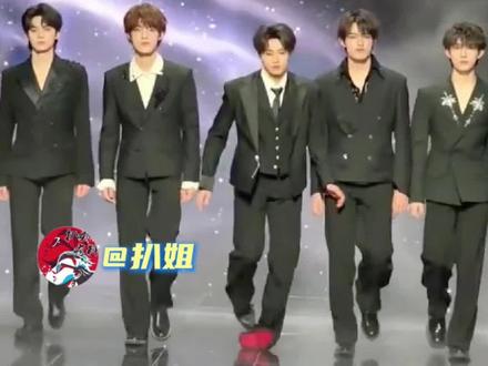 我以为顶多绊倒一下,没想到是展示红底鞋#时代少年团#朱志鑫#苏新皓#搞笑#原来朱志鑫是想展示红底皮鞋