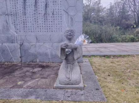 #抱歉,让大家久等啦,贵州“熊孩子”意外钻进石像怀里的后续视频(二)来啦,给大家报平安来啦,感谢大家关心与关注!!#祝大家2025年以平安结尾2026年以好运开始#一不注意就作妖 #熊孩子#卡石头里啦#提高安全防范意识@甜与程