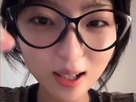 桃黑黑惹小盐巴生气后求原谅,给盐巴看自己的网易云动态哈哈哈哈#小盐巴 #桃黑黑 #桃盐